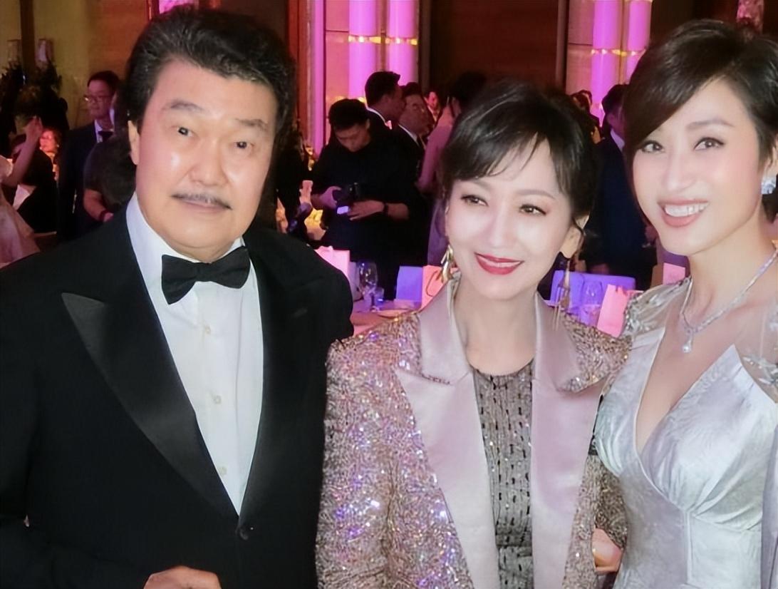 一眾港星喝酒聚會！80歲許冠文老當(dāng)益壯，56歲葉子楣身材仍出眾(圖24)
