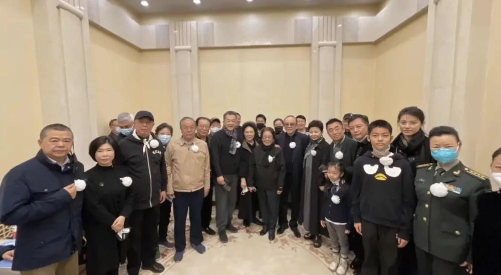 告別儀式合影曝光，李雙江白雪董文華神情嚴肅，黃宏笑容惹爭議(圖2)