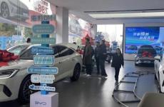 油車銷售跳槽賣新能源車月入3萬 新能源車銷售成金字塔尖的職業