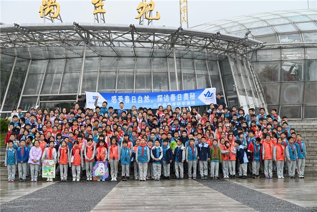 
			感受春日自然，探訪春日奧秘 ——北京市建華實(shí)驗(yàn)學(xué)校三年級(jí)部春季研學(xué)課程
		(圖1)
