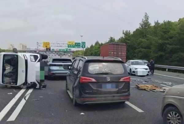 G2高速三車相撞，貨車側翻幸無傷亡(圖1)