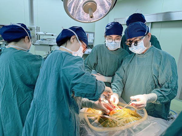 全球報(bào)道不足40例！9歲女孩患罕見惡性腫瘤，復(fù)旦兒科專家為她點(diǎn)燃生命希望(圖1)