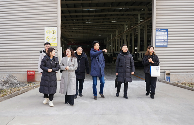 嚴(yán)一投資集團(tuán)副總經(jīng)理樊建剛與蓬安縣政府經(jīng)濟(jì)合作和外事局領(lǐng)導(dǎo)會談